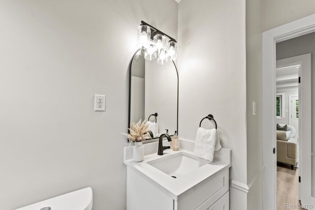 2185 Brenthaven Drive, Bloomfield Charter Township, MI 48304