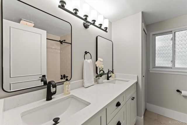 2185 Brenthaven Drive, Bloomfield Charter Township, MI 48304