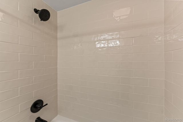 2185 Brenthaven Drive, Bloomfield Charter Township, MI 48304
