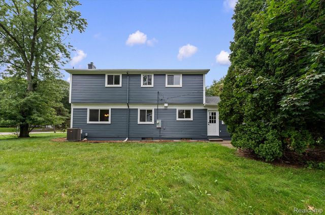 2185 Brenthaven Drive, Bloomfield Charter Township, MI 48304