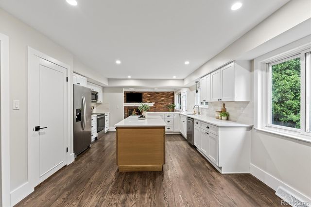 2185 Brenthaven Drive, Bloomfield Charter Township, MI 48304