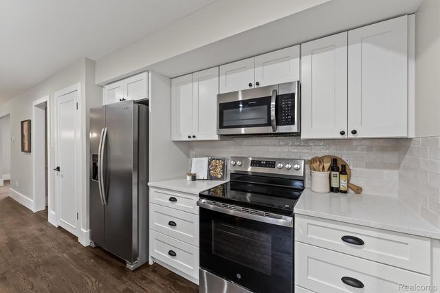 2185 Brenthaven Drive, Bloomfield Charter Township, MI 48304