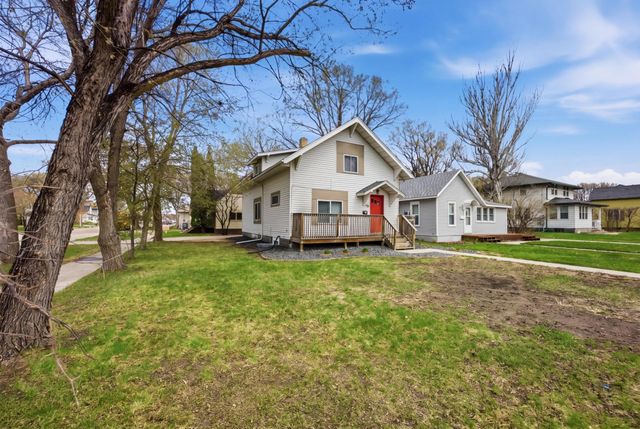 1002 4th Avenue S, Moorhead, MN 56560