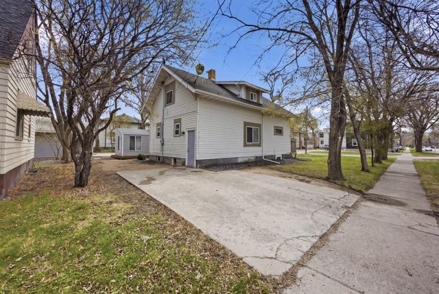 1002 4th Avenue S, Moorhead, MN 56560