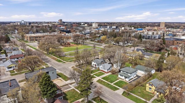 1002 4th Avenue S, Moorhead, MN 56560