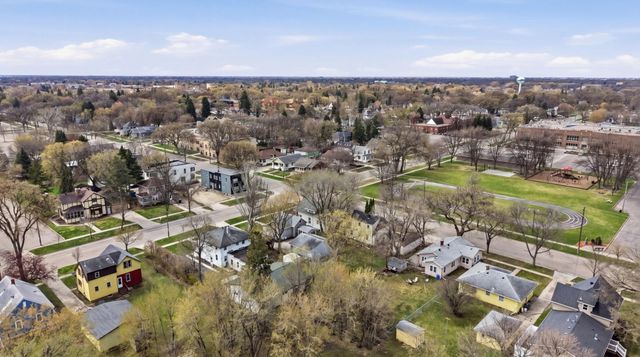 1002 4th Avenue S, Moorhead, MN 56560