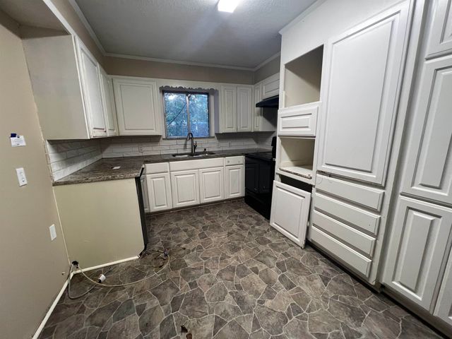 309 E Donna St, White Oak, TX 75693