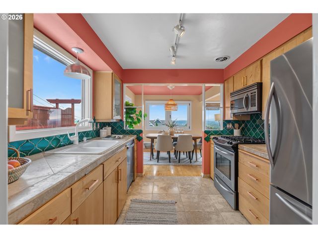 307 Sw HAMILTON St, Portland, OR 97239