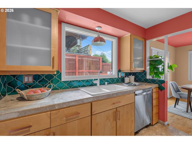 307 Sw HAMILTON St, Portland, OR 97239