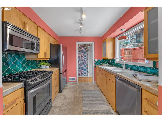 307 Sw HAMILTON St, Portland, OR 97239