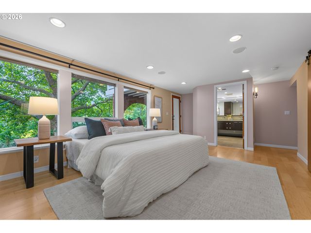 307 Sw HAMILTON St, Portland, OR 97239