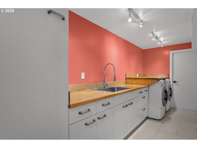 307 Sw HAMILTON St, Portland, OR 97239