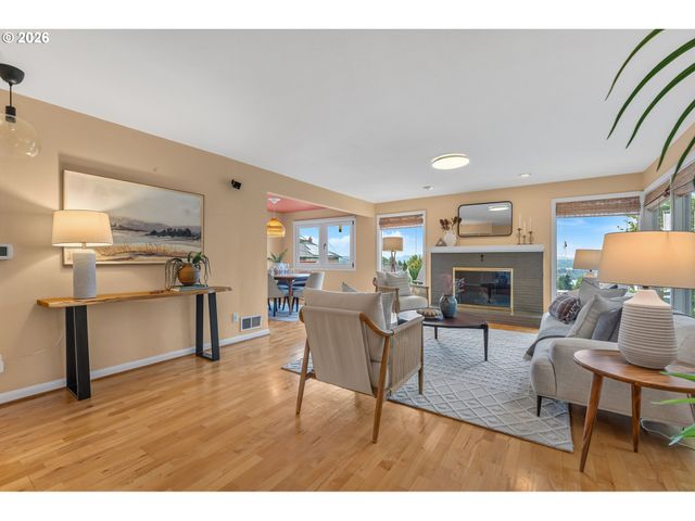 307 Sw HAMILTON St, Portland, OR 97239