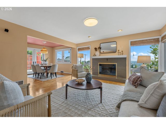 307 Sw HAMILTON St, Portland, OR 97239