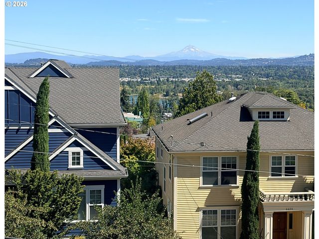 307 Sw HAMILTON St, Portland, OR 97239
