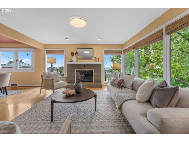 307 Sw HAMILTON St, Portland, OR 97239