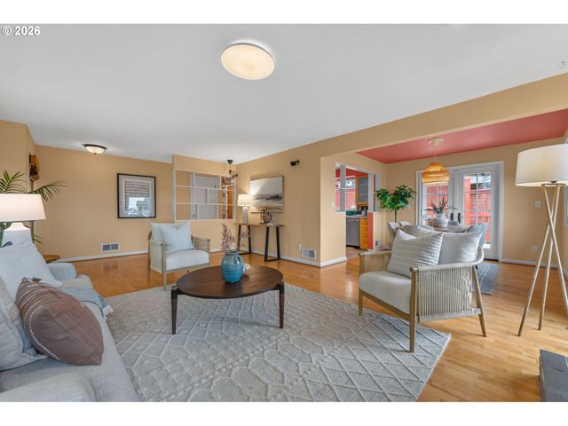 307 Sw HAMILTON St, Portland, OR 97239