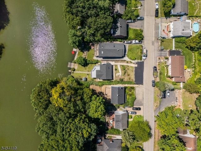 235 Skyline Lake Dr, Ringwood Boro, NJ 07456