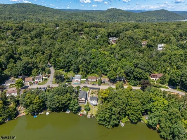 235 Skyline Lake Dr, Ringwood Boro, NJ 07456