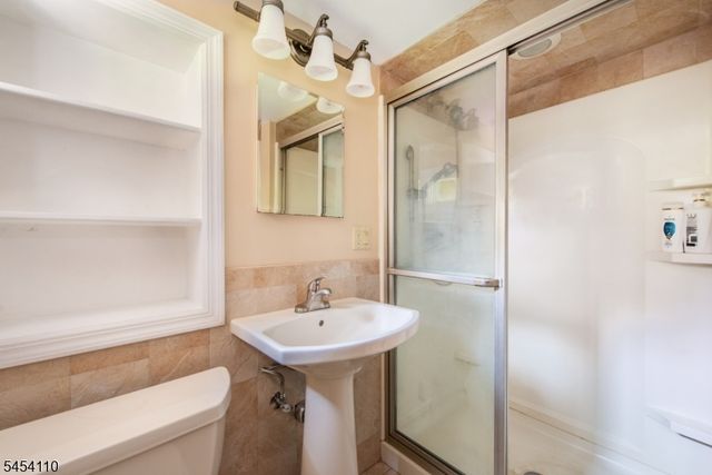 235 Skyline Lake Dr, Ringwood Boro, NJ 07456