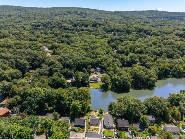 235 Skyline Lake Dr, Ringwood Boro, NJ 07456