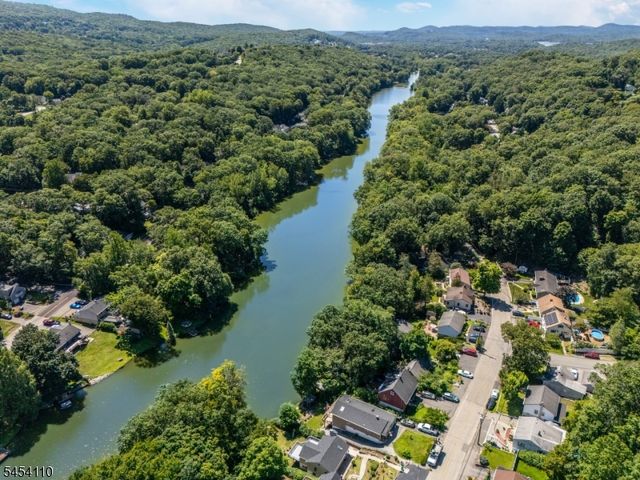 235 Skyline Lake Dr, Ringwood Boro, NJ 07456
