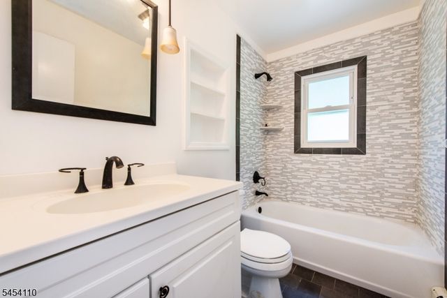 235 Skyline Lake Dr, Ringwood Boro, NJ 07456