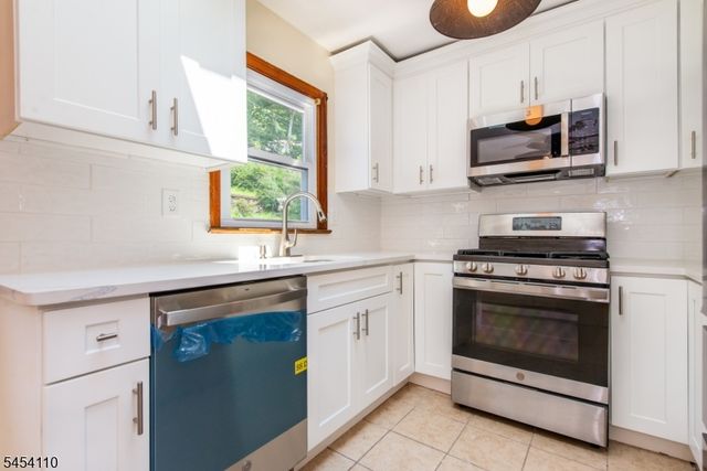 235 Skyline Lake Dr, Ringwood Boro, NJ 07456