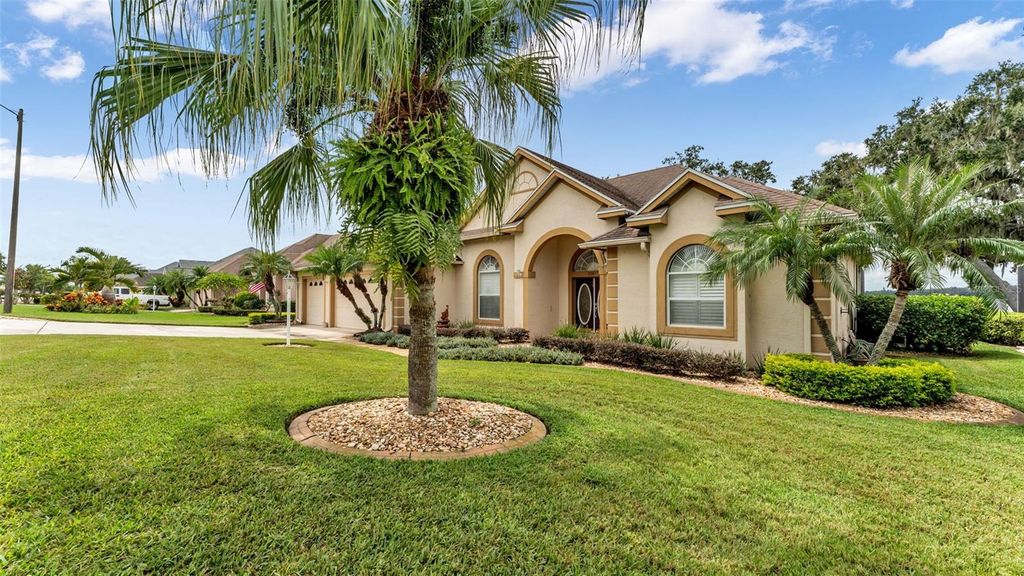 Image 4 of property listing at 226 RUBY LAKE LANE, Winter Haven, FL 33884