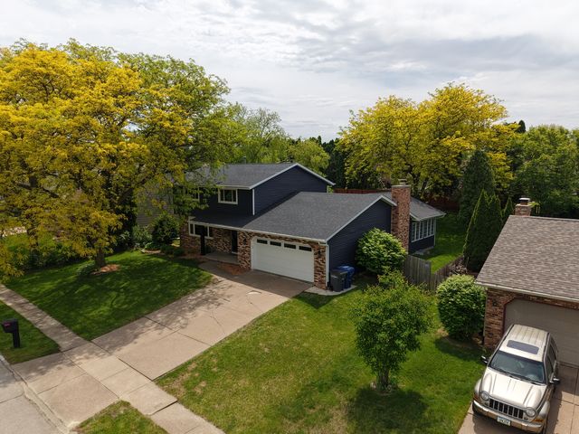 1705 Prairie Vista Circle, Bettendorf, IA 52722