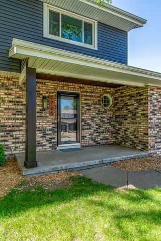 1705 Prairie Vista Circle, Bettendorf, IA 52722