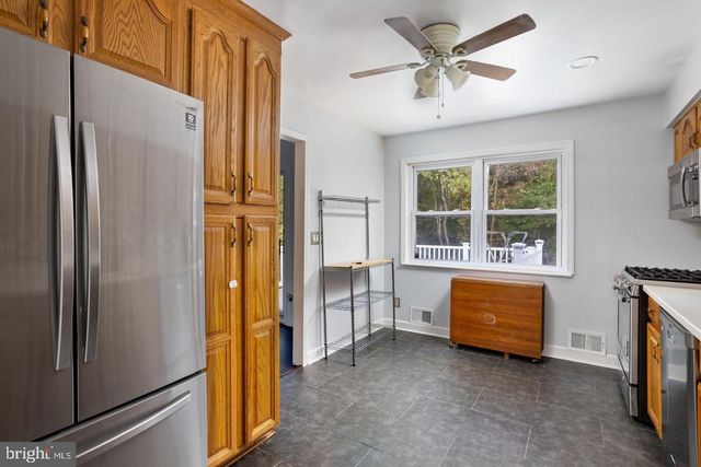 46 CARL SANDBURG RD, Trenton, NJ 08690