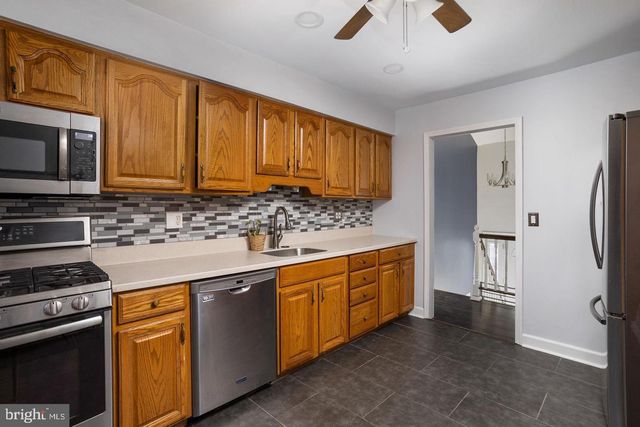 46 CARL SANDBURG RD, Trenton, NJ 08690
