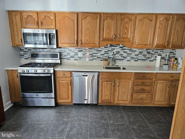 46 CARL SANDBURG RD, Trenton, NJ 08690