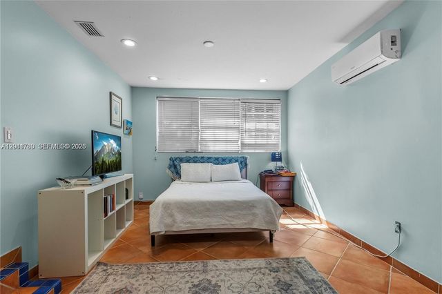 1875 Alamanda Dr 1875, North Miami, FL 33181