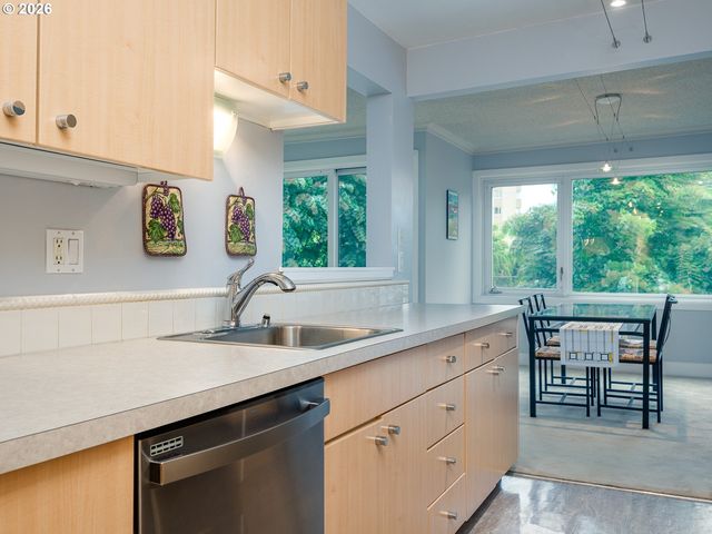 2211 Sw PARK Pl 102, Portland, OR 97205