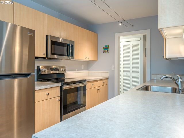 2211 Sw PARK Pl 102, Portland, OR 97205