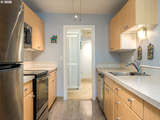 2211 Sw PARK Pl 102, Portland, OR 97205