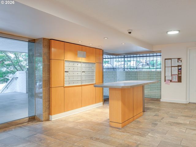 2211 Sw PARK Pl 102, Portland, OR 97205