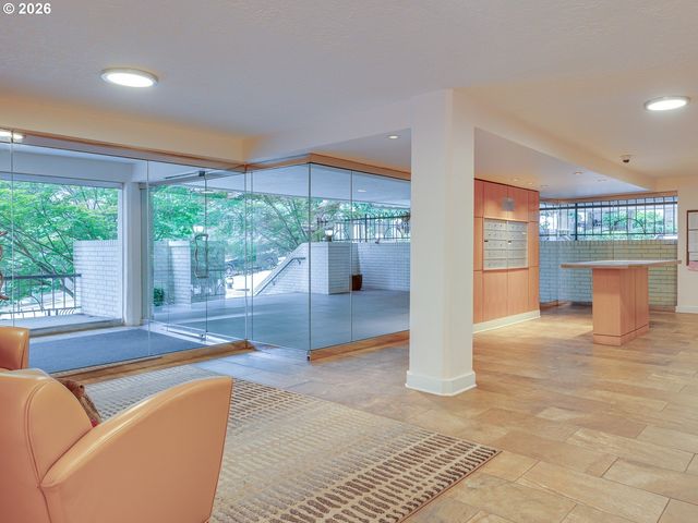 2211 Sw PARK Pl 102, Portland, OR 97205
