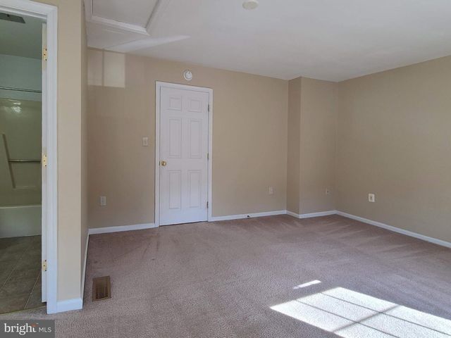 207 HERITAGE COMMONS DR, Fredericksburg, VA 22405