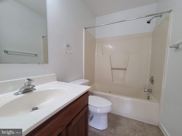 207 HERITAGE COMMONS DR, Fredericksburg, VA 22405