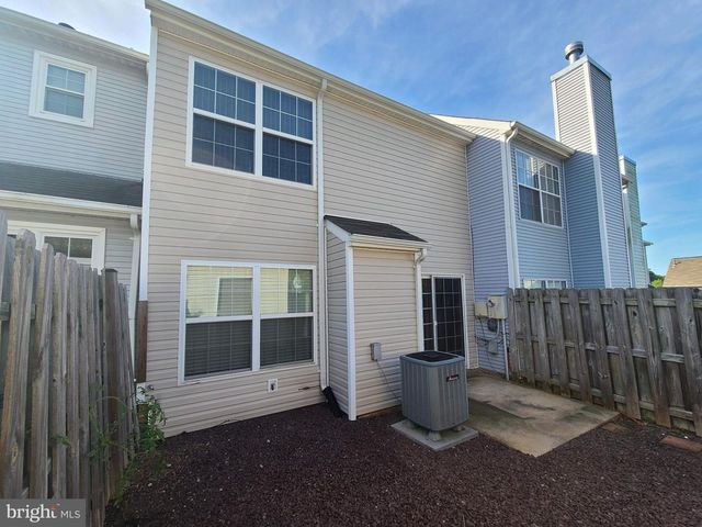 207 HERITAGE COMMONS DR, Fredericksburg, VA 22405