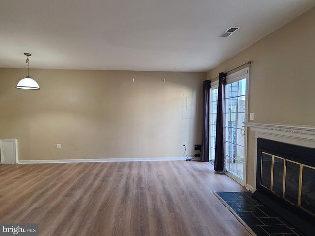 207 HERITAGE COMMONS DR, Fredericksburg, VA 22405