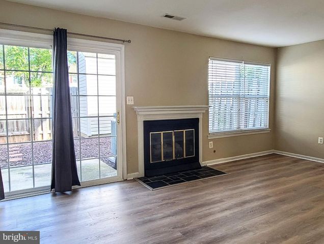 207 HERITAGE COMMONS DR, Fredericksburg, VA 22405