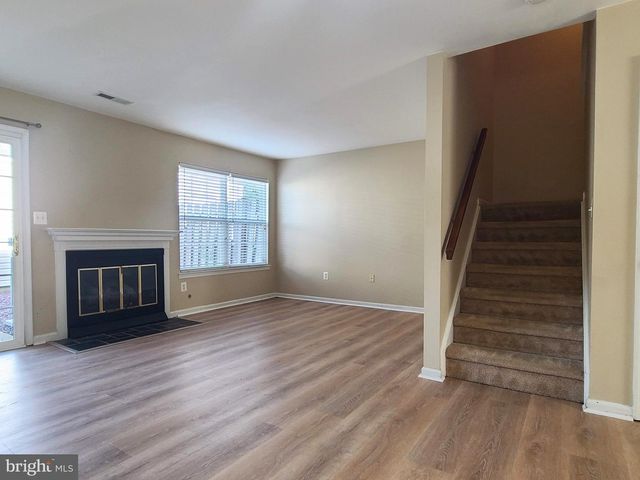 207 HERITAGE COMMONS DR, Fredericksburg, VA 22405