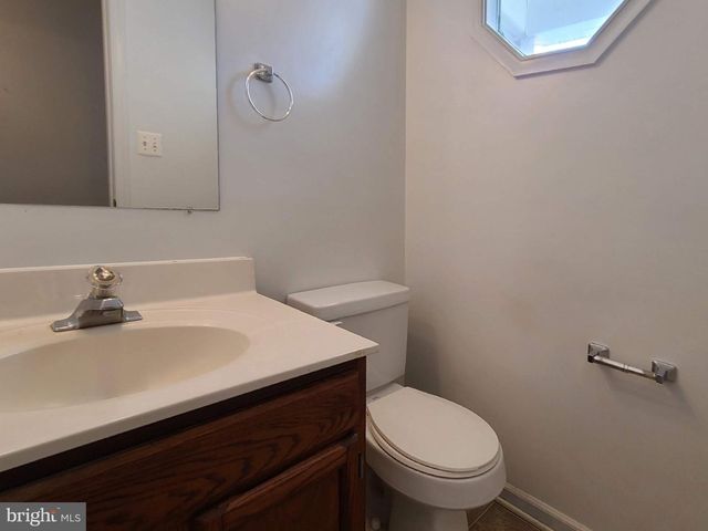 207 HERITAGE COMMONS DR, Fredericksburg, VA 22405