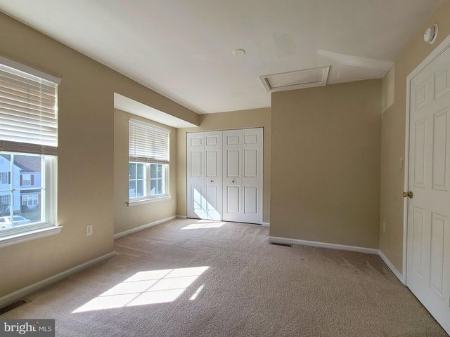 207 HERITAGE COMMONS DR, Fredericksburg, VA 22405