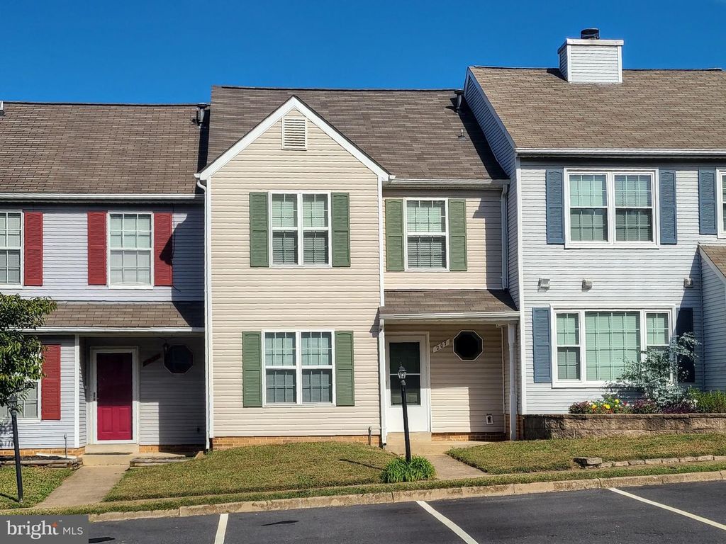 207 HERITAGE COMMONS DR, Fredericksburg, VA 22405