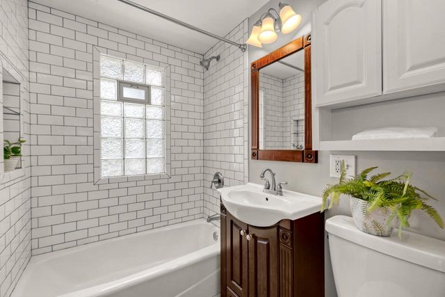 2556 S Logan AVENUE, Milwaukee, WI 53207